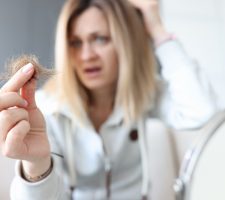 Căderea părului: Semnal de alarmă pentru bolile ascunse?