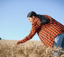 Cum să alegi topurile crop care să-ți pună în evidență talia